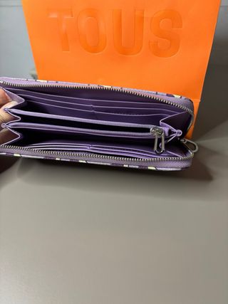 Cartera Tous Morada y blanco.