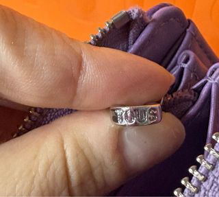 Cartera Tous Morada y blanco.