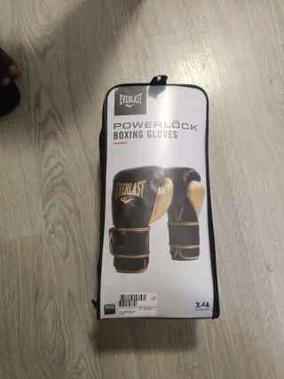 Guantes de boxeo PEP negros y dorados