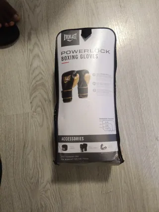 Guantes de boxeo PEP negros y dorados