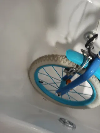 Bicicleta infantil azul en buen estado
