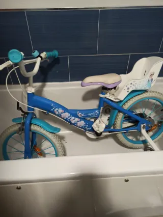 Bicicleta infantil azul en buen estado