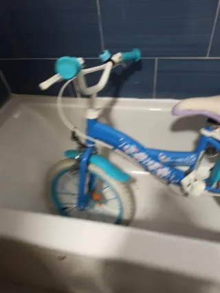 Bicicleta infantil azul en buen estado