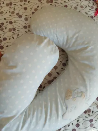 Cojín de lactancia azul con estrellas