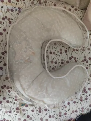 Cojín de lactancia azul con estrellas