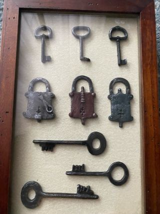 Cornice con chiavi e lucchetti decorativi