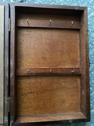 Cornice con chiavi e lucchetti decorativi