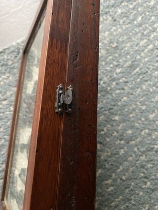 Cornice con chiavi e lucchetti decorativi