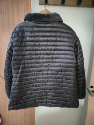 Abrigo acolchado gris reversible de pelo