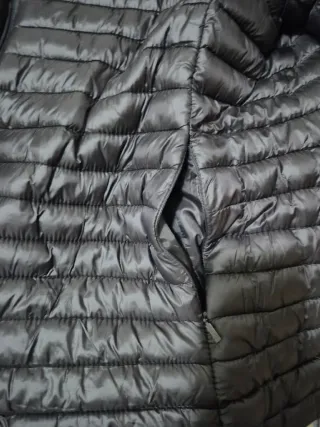 Abrigo acolchado gris reversible de pelo