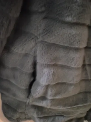 Abrigo acolchado gris reversible de pelo