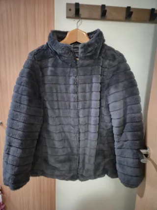 Abrigo acolchado gris reversible de pelo