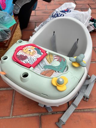 Trona de bebé con actividades