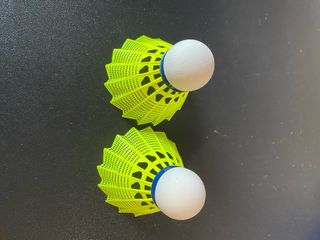 Raqueta Bádminton ARTENGO Graphite y 2 volantes