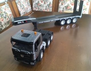 Camión teledirigido con remolque