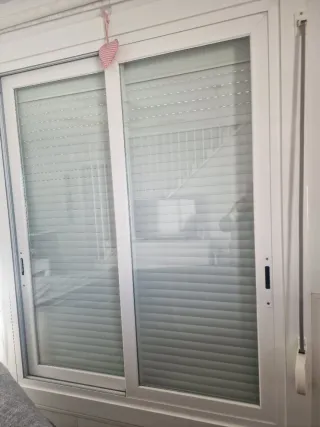 2 Ventanas Aluminio Corredera Blancas con Persiana
