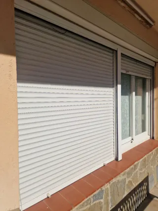 2 Ventanas Aluminio Corredera Blancas con Persiana