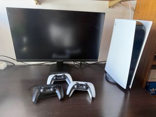 Consola PS5 con Monitor 28'' y 3 Mandos