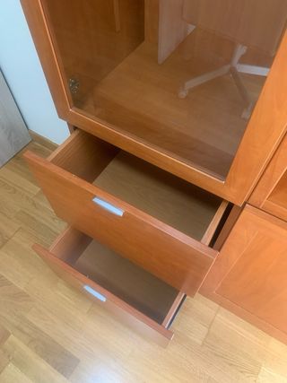 Vitrina y estantería madera. Cajones y puerta