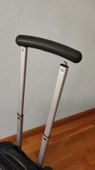 Maleta de cabina gris y turquesa, a reparar