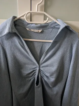 Camiseta Zara brillante azul celeste