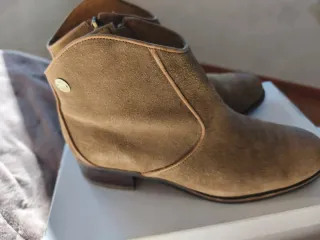 Botines de ante color camel.