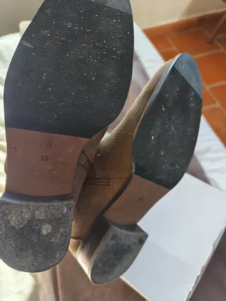 Botines de ante color camel.