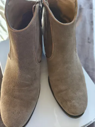 Botines de ante color camel.