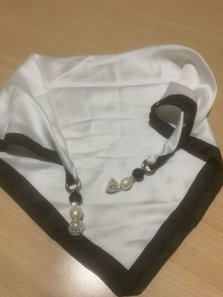 Foulard da collo con perle e cristalli