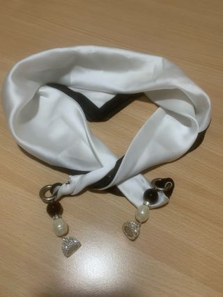 Foulard da collo con perle e cristalli