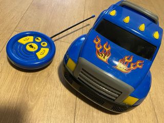 Camión teledirigido azul con control remoto