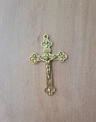 Cruz dorada medio grande