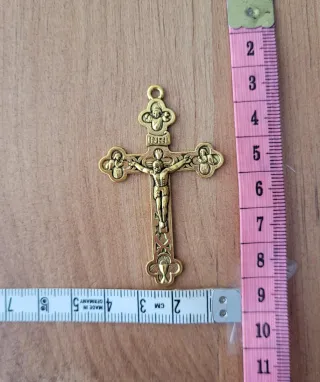 Cruz dorada medio grande