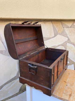 Baúl de madera decorado