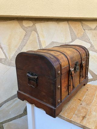Baúl de madera decorado