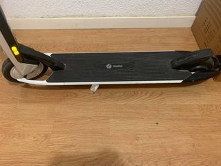 Patinete eléctrico blanco y negro