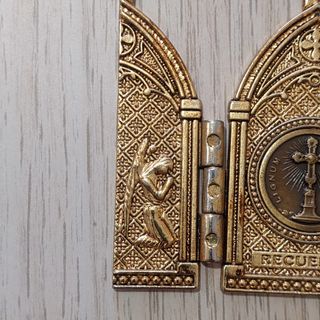 Tríptico religioso dorado