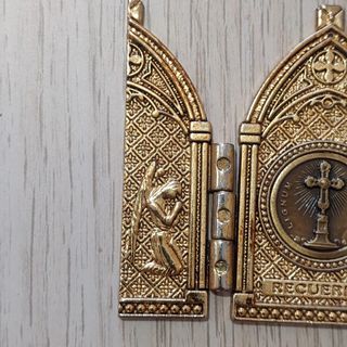 Tríptico religioso dorado
