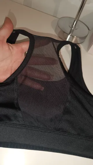 Top deportivo Puma negro nuevo