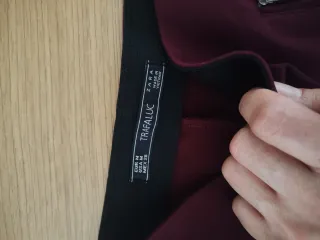 Pantalones tipo leggins granate con cremallera