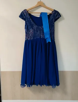 Vestido azul brillante con lazo