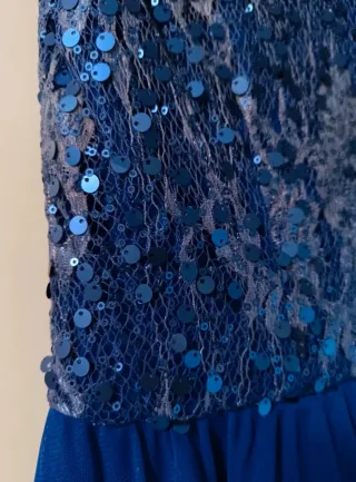 Vestido azul brillante con lazo