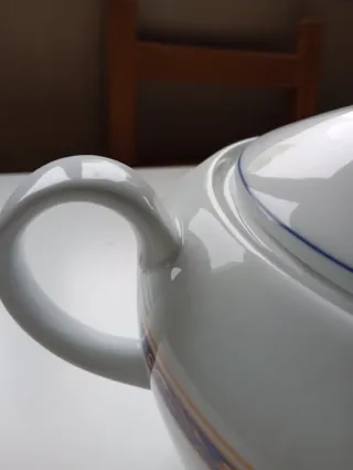 Sopera de porcelana con detalles