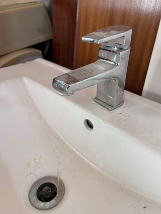 Mueble de baño completo con lavabo y grifo