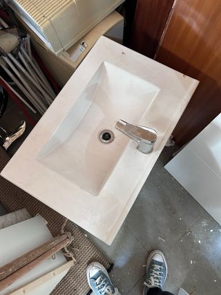Mueble de baño completo con lavabo y grifo