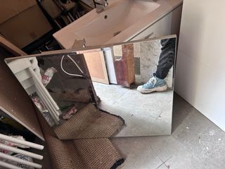 Mueble de baño completo con lavabo y grifo