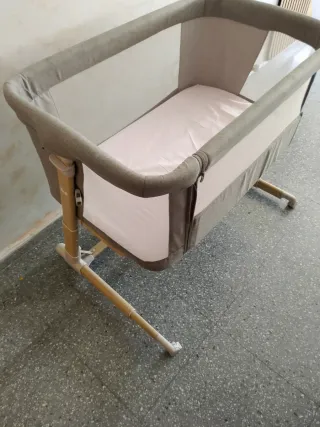 cuna con laterales de malla