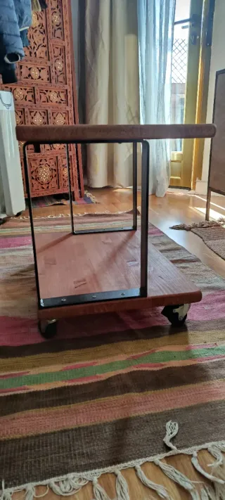 Mesa auxiliar madera y metal con ruedas