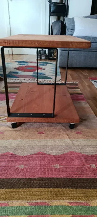 Mesa auxiliar madera y metal con ruedas