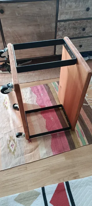 Mesa auxiliar madera y metal con ruedas